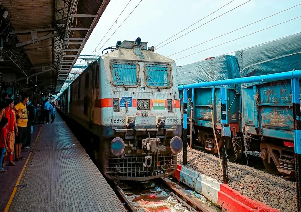 New Delhi: अब रेल से यात्रा करना होगा और भी आसान, सरकार ने लॉन्च किया नया ऐप RailOne